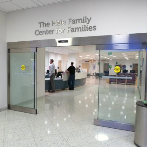 进入 Hale Family Center for Families 的玻璃门